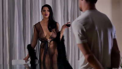 Занхай Кира Хатан хөршөө цайнд урьж, хоолны ширээн дээр түүнийг галзуулав