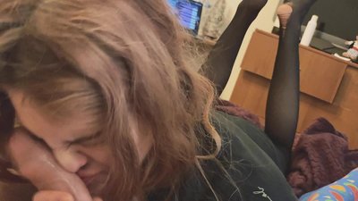 Хоолойн хоолой, урагдсан pantyhose, урагдсан өсгийтэй гутал уулзахад таатай байна